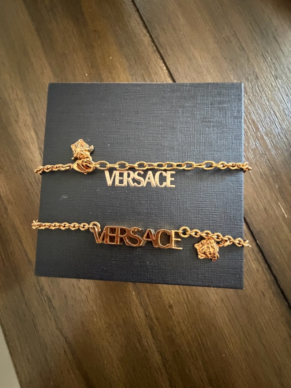❤️❤️SOLD❤️❤️Versace Gold-tone Logo Skript and Medusa Charm Necklace - Picture 4 of 5